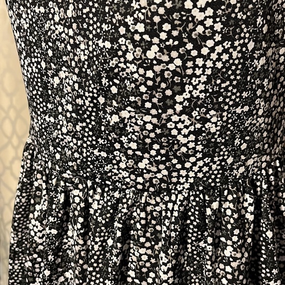 Black top with white and gray flowers from BeBop Size M - Picture 2 of 8